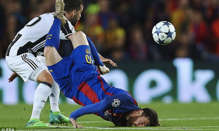 Lionel Messi: Cái cúi đầu sau cú ngã sấp mặt