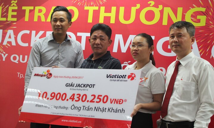 Video: Người trúng Vietlott hơn 10 tỉ đồng không đeo mặt nạ nhận thưởng