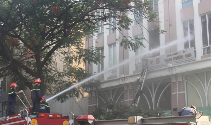 Cháy nổ lớn tòa nhà cao tầng ở TP.HCM, 10 người mắc kẹt trên sân thượng