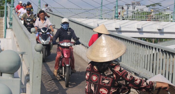 Chỉ mặt những kẻ vô văn hoá ngang nhiên cướp đường của người đi bộ