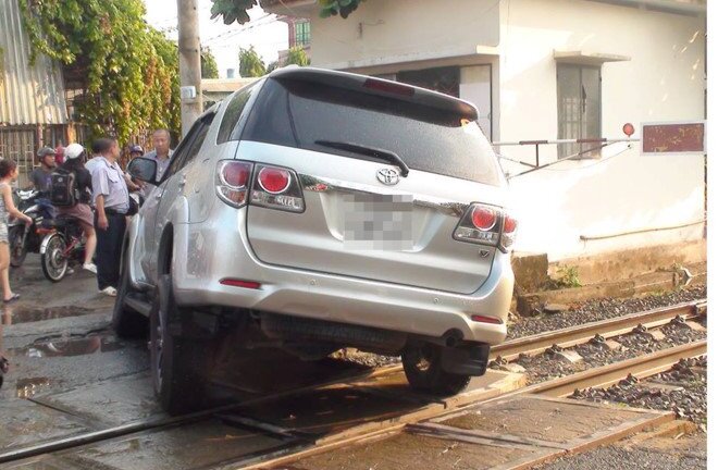 Tàu phải dừng khẩn cấp vì ô tô mắc kẹt trên đường ray