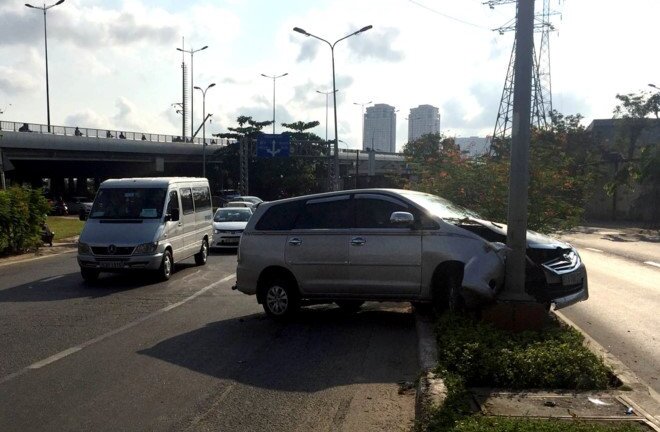 Hàng loạt ô tô gặp nạn vì vết dầu loang