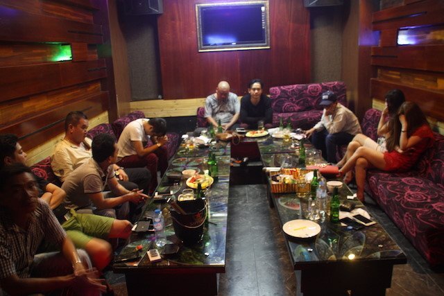 Tạm giữ nhóm giang hồ xuống miền Tây mở tiệc ma tuý