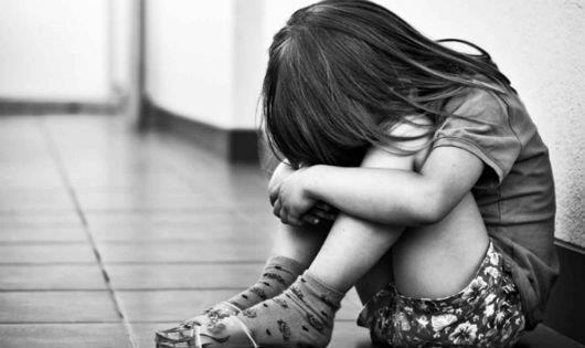 Bé gái 9 tuổi bị thiếu niên hàng xóm cưỡng hiếp