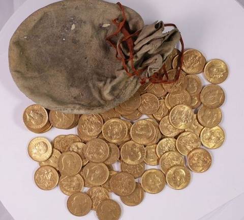 Choáng váng khi tìm thấy 14,5 tỷ đồng trong túi vải ẩn dưới phím đàn