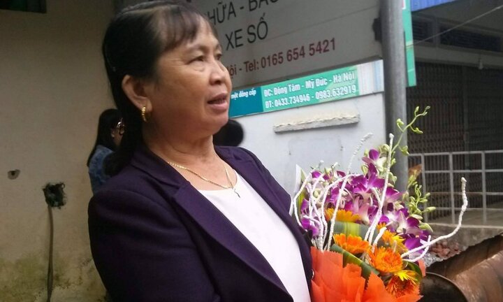 Dân Đồng Tâm mua hoa, treo cờ đón Chủ tịch Hà Nội về đối thoại