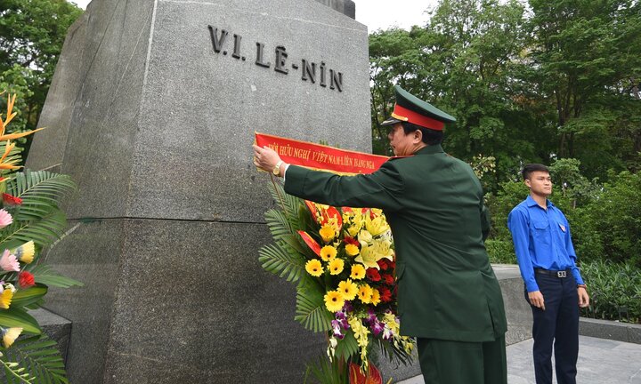 Hội hữu nghị Việt Nam - Liên bang Nga đặt lẵng hoa kỷ niệm 147 năm ngày sinh Lenin