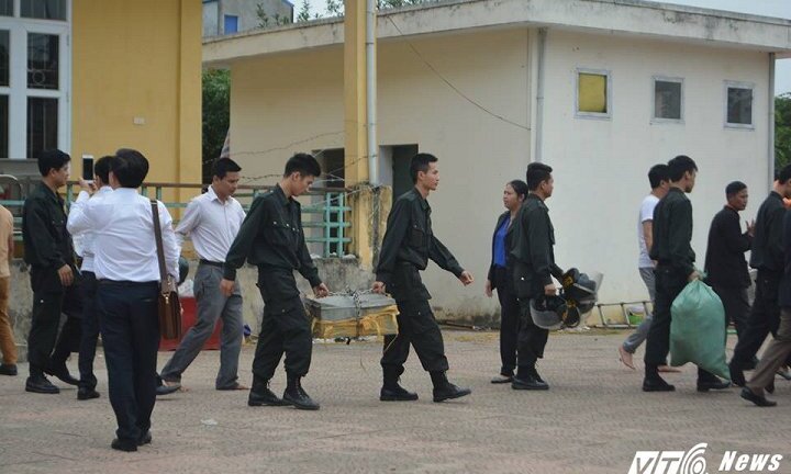 Khoảnh khắc xúc động khi 19 chiến sĩ được thả từ nhà văn hoá xã Đồng Tâm