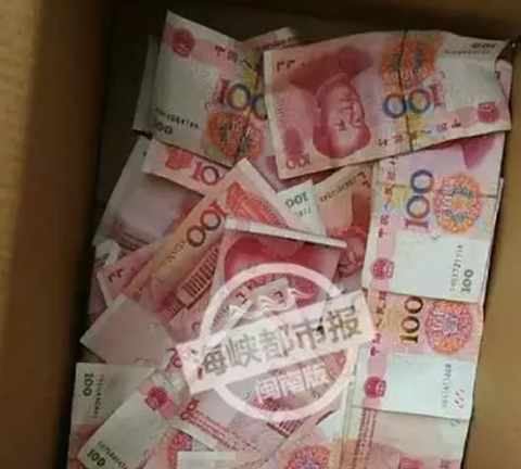 Ném 35 triệu đồng tạo 'mưa tiền' trên nóc trung tâm thương mại