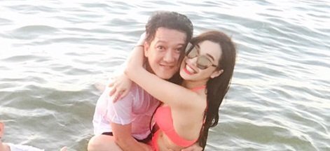 Nhã Phương mặc bikini, ôm chặt Trường Giang trên biển