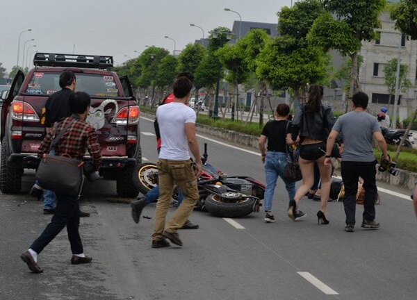 Đua tốc độ cao, Ducati bay tung trời, thiếu nữ bị thương nặng