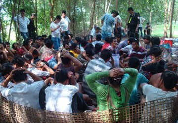 Công an hóa trang đột kích bắt sòng bạc nằm sâu trong rừng ở Bình Thuận