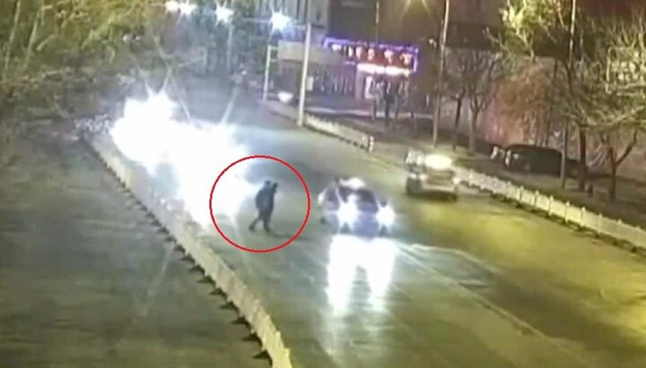Hôn nhau giữa đường, đôi tình nhân Trung Quốc bị ô tô 'điên' đâm gục