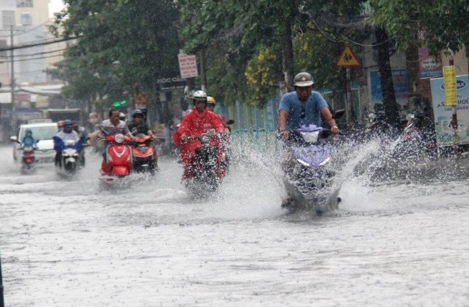 Đón mưa 'vàng', người Sài Gòn bì bõm trên đường ngập
