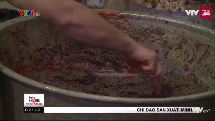 Hãi hùng cảnh dùng xẻng xúc cát, trộn hóa chất như vữa để làm cua xay