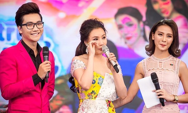 Hồ Quỳnh Hương nghẹn ngào bật khóc ngày tái ngộ khán giả thủ đô