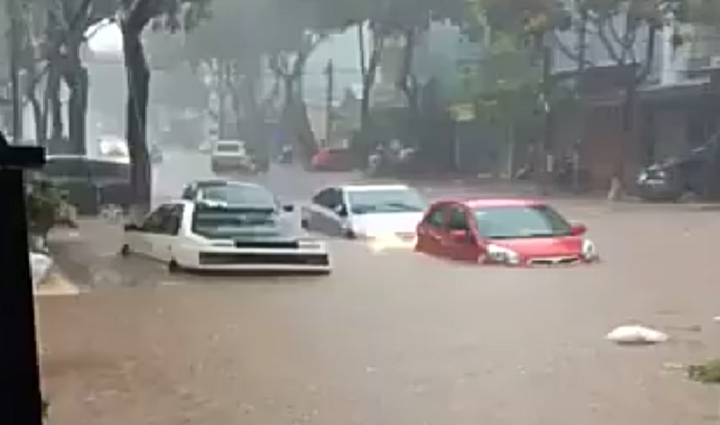 Mưa lớn đầu mùa, ô tô bơi như thuyền trên phố ở Gia Lai