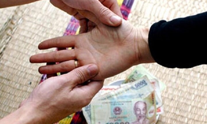 Thu tiền cúng 'bề trên', một phụ nữ xem bói dạo bị bắt