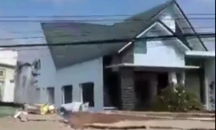 Video: Cảnh 'thần sông' nuốt gọn căn nhà ở miền Tây