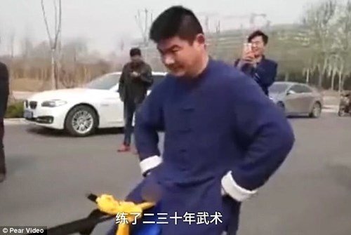 Video: Dùng 'của quý' kéo ô tô nặng chục tấn, võ sư Trung Quốc gây sốc