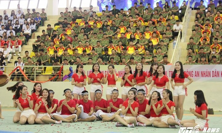 Video: Nữ sinh Học viện Cảnh sát ‘cháy’ hết mình với điệu nhảy dân vũ