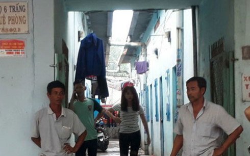 Cụ ông bán vé số chết bất thường trong phòng trọ với nhiều vết máu