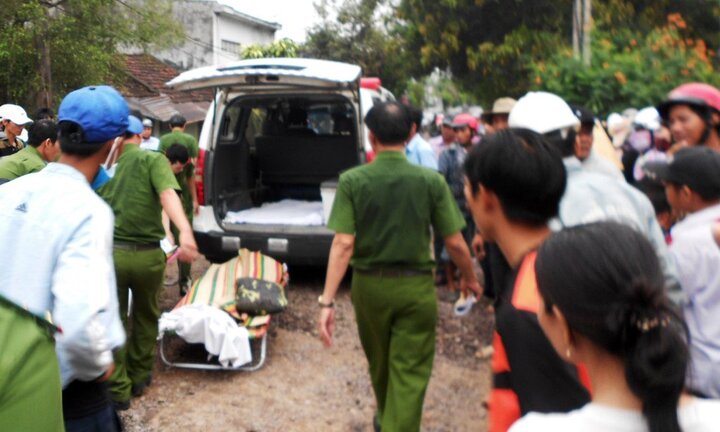 Hiện trường tàu hỏa tông xe hơi làm 4 người chết thảm ở Bình Định