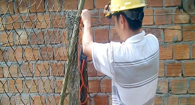 Quảng Ngãi: Đang mổ bò, 1 người bị điện giật chết