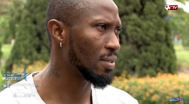 Đấm gục 2 cầu thủ đối phương, Hoàng Vũ Samson nói xin lỗi bằng tiếng Việt