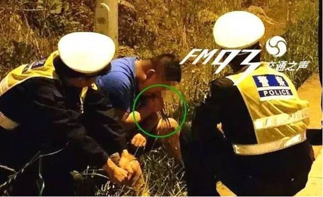 Bị kiểm tra nồng độ cồn, tài xế nhổ cỏ nhai ngấu nghiến