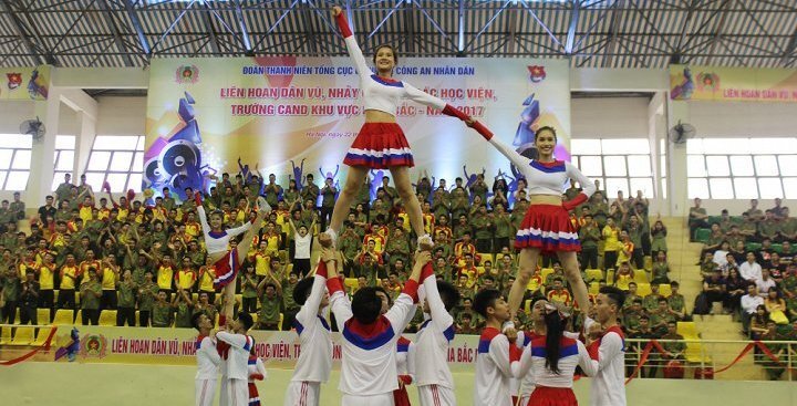 Hoa khôi Học viện An ninh xếp hình đẹp mắt trong màn nhảy cổ động