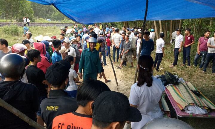 Xe hơi bị tàu hỏa húc văng, 4 người chết thảm: Xác định danh tính nạn nhân