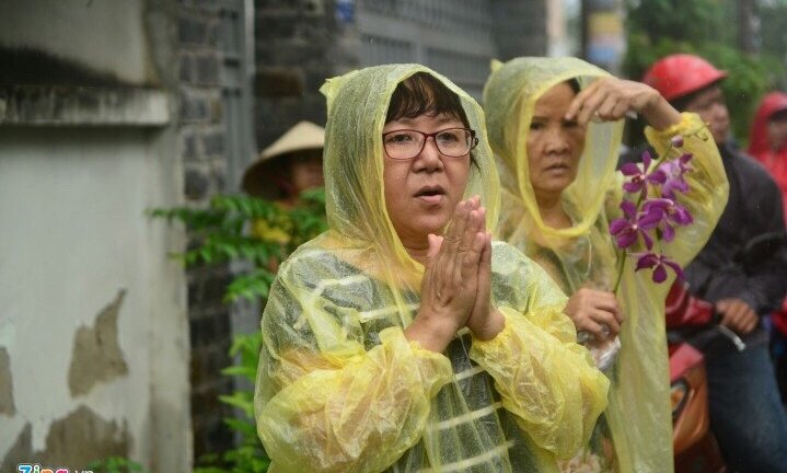 Dòng người đưa tiễn nghệ sĩ Thanh Sang trong mưa