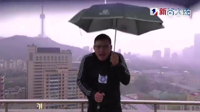 Đứng ngoài trời đưa tin bão, MC thời tiết bị sét đánh trên sóng trực tiếp