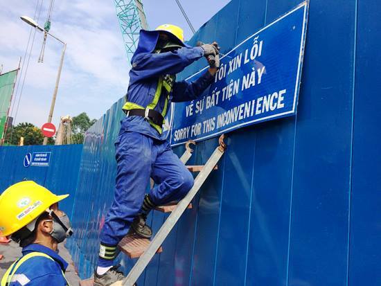 Lắp biển chỉ dẫn giao thông bằng song ngữ Việt-Anh ở TP.HCM