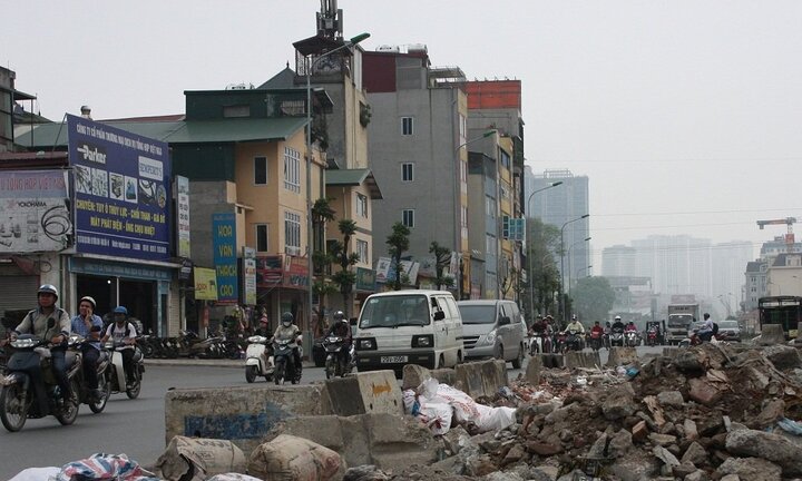 Ảnh: Phế thải bủa vây đường 'cong mềm mại' ở Thủ đô