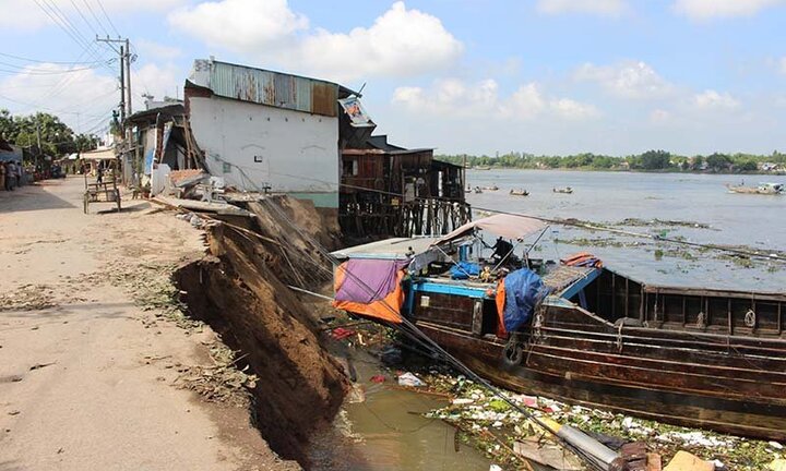 Sạt lở nhấn chìm 14 căn nhà ở An Giang: Dân mất nhà, mắc võng ngủ trong chùa