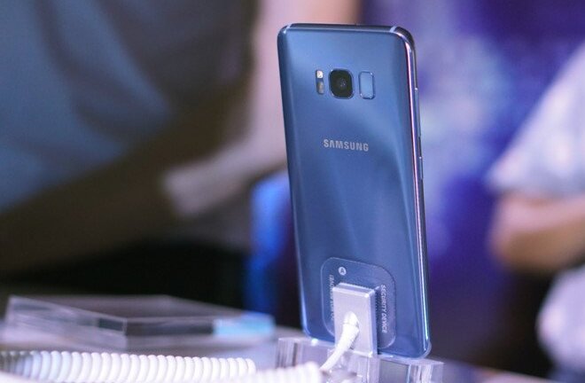 Thị trường smartphone cao cấp chạm đáy, chờ Galaxy S8 lộ diện