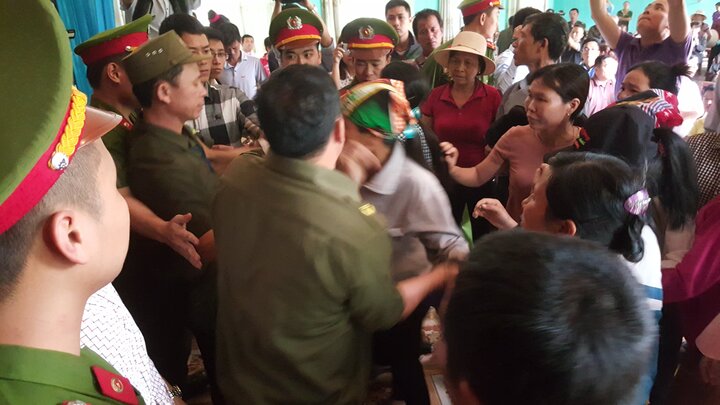 Video: Hỗn loạn tại buổi xin lỗi 'tử tù' Hàn Đức Long