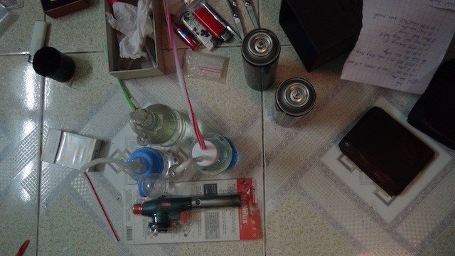 Bắt quả tang 2 cô gái 'đập đá' cùng 5 nam thanh niên