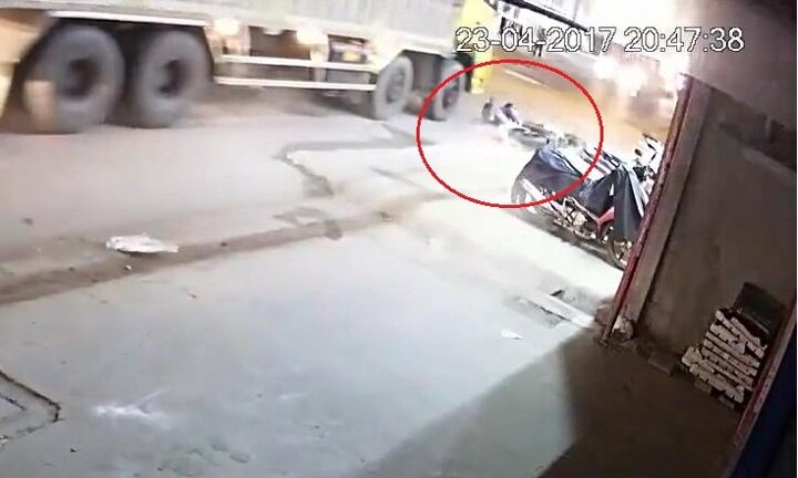 Cố vượt xe tải, thanh niên gặp nạn chết thương tâm