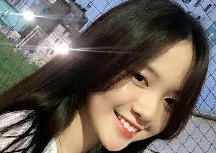 Nữ sinh Sài Gòn xinh đẹp bất ngờ nổi tiếng vì bức ảnh ở sân cỏ