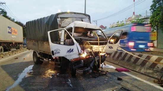 Tách xe tải khỏi đuôi container lấy thi thể tài xế ở Sài Gòn