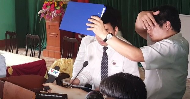 Video: Phó Chánh án Tòa án Cấp cao bị ném dép tại buổi xin lỗi ông Hàn Đức Long