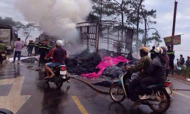 Xe chở vải bốc cháy ngùn ngụt trên đường Hồ Chí Minh