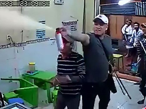 Côn đồ xăm trổ đập phá, xịt hơi cay quán kem: Lời khai nghi can