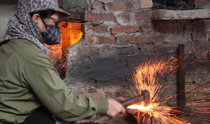 Gặp người phụ nữ hơn 30 năm giữ lửa lò rèn ở làng Đa Sỹ