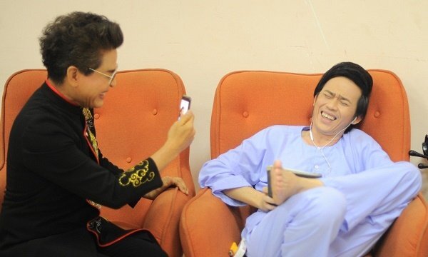 Hoài Linh cười tít mắt khi được Thanh Bạch nhờ làm người mẫu