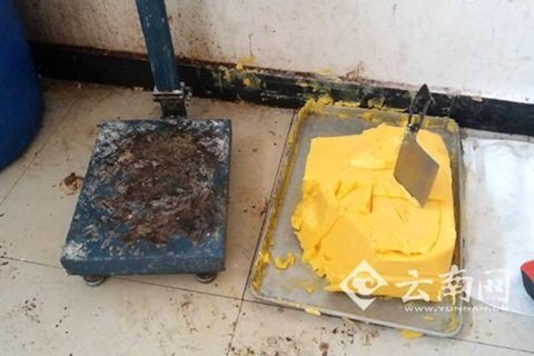 Kinh hãi cơ sở làm bánh phơi bơ bẩn thỉu, sữa ruồi bâu