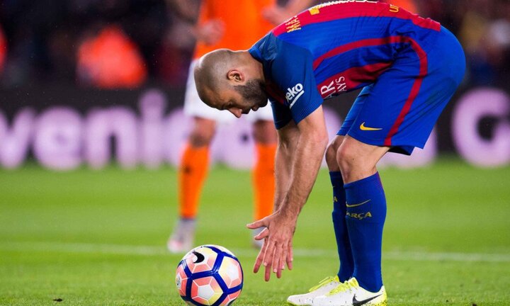 Vì sao cả đội Barcelona vỗ tay, ôm bụng cười bàn thắng của Mascherano?